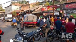 Truk Muatan Semen Hilang Kendali di Simpang Cikadu Palabuhanratu, Hantam Dua Motor Usai Hindari Angkot Putar Arah