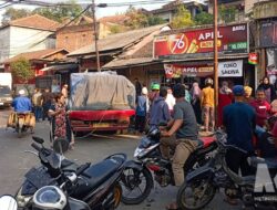 Truk Muatan Semen Hilang Kendali di Simpang Cikadu Palabuhanratu, Hantam Dua Motor Usai Hindari Angkot Putar Arah
