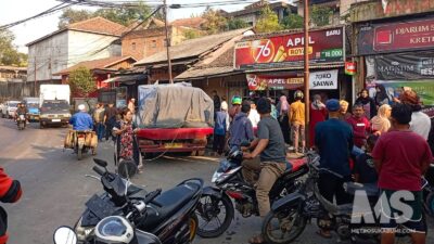 Truk Muatan Semen Hilang Kendali di Simpang Cikadu Palabuhanratu, Hantam Dua Motor Usai Hindari Angkot Putar Arah