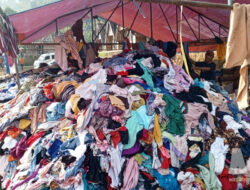Overload! Lebih dari 10 Ribu Baju Menumpuk di Posko Kebakaran Ciptamulya, Relawan Minta Bantuan Hanger