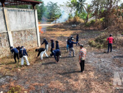 Mahasiswa KKN STISIP Widyapuri Mandiri Bersama Warga Gotong Royong Tata Lapang Cisuru Sambut HUT RI ke-81