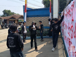 Bakar Ban di Depan Kantor Perumda AM, Mahasiswa Desak Transparansi Pengadaan Rp 6,2 Miliar