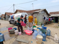 Kekeringan Belum Usai, 100 KK di Nagrak Sukabumi Dapat 5.000 Liter Air Bersih