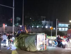 Kecelakaan di Exit Tol Bocimi Parungkuda, Truk Muat Sayur Terguling