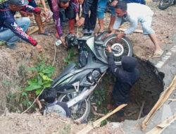 Ngeri! Motor Terperosok Lubang Besar di Jalur Kiara Dua-Bagbagan Sukabumi, Pengendara Jatuh