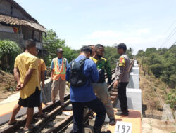 Hendak Ambil Air, Warga Cibadak Terserempet KA Pangrango hingga Jatuh ke Bawah