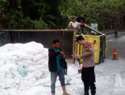 Truk Muatan 9 Ton Aci Mundur di Tanjakan Warungkiara, Berujung Terguling