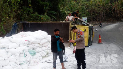 Truk Muatan 9 Ton Aci Mundur di Tanjakan Warungkiara, Berujung Terguling
