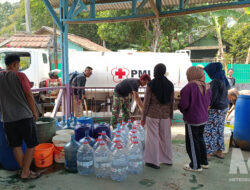 Kekeringan Nagrak Sukabumi Makin Parah, 100 KK Terima 5.000 Liter Air Bersih