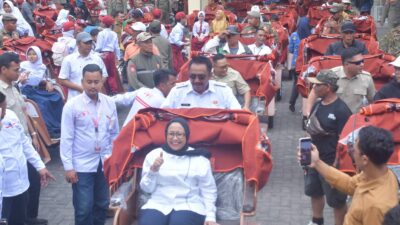 Bupati Sukabumi H. Asep Japar bersama Wakil Ketua Yayasan Gerakan Solidaritas Nasional Nanik S. Deyang dan jajaran saat penyerahan bantuan 100 unit becak listrik bagi masyarakat Kabupaten Sukabumi, Senin (19/10/2026).