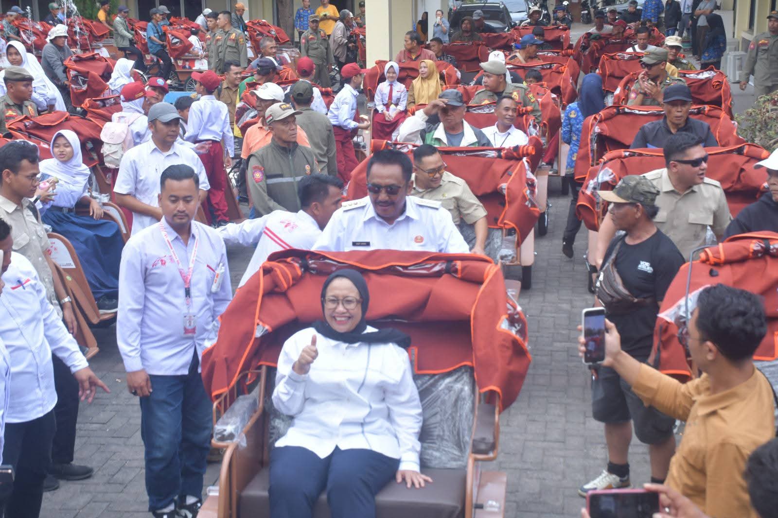 Bupati Sukabumi H. Asep Japar bersama Wakil Ketua Yayasan Gerakan Solidaritas Nasional Nanik S. Deyang dan jajaran saat penyerahan bantuan 100 unit becak listrik bagi masyarakat Kabupaten Sukabumi, Senin (19/10/2026).