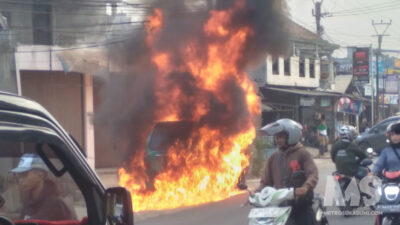 Angkot jurusan Cibadak–Cisaat terbakar di Jalan Cibolang, Kecamatan Cisaat, Kabupaten Sukabumi, Kamis (22/10/2026) pagi.