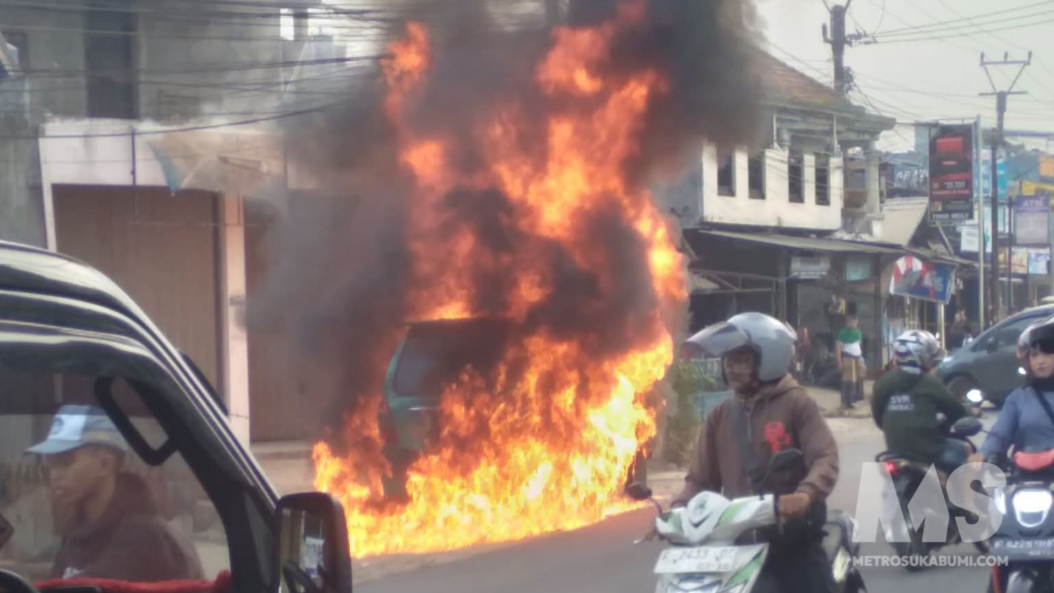 Angkot jurusan Cibadak–Cisaat terbakar di Jalan Cibolang, Kecamatan Cisaat, Kabupaten Sukabumi, Kamis (22/10/2026) pagi.