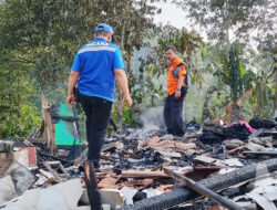Damkar Tak Bisa Masuk! Rumah Warga Cibadak Sukabumi Terbakar Tengah Malam, Petugas Bawa Alkon Pakai Motor
