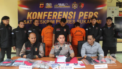 Polres Sukabumi mengungkap identitas pria yang ditemukan tewas terbungkus karung di bawah Jembatan Tol Bocimi KM 69, Kecamatan Ciambar. Tiga orang berinisial AS, AP, dan N ditangkap terkait dugaan pembunuhan tersebut.