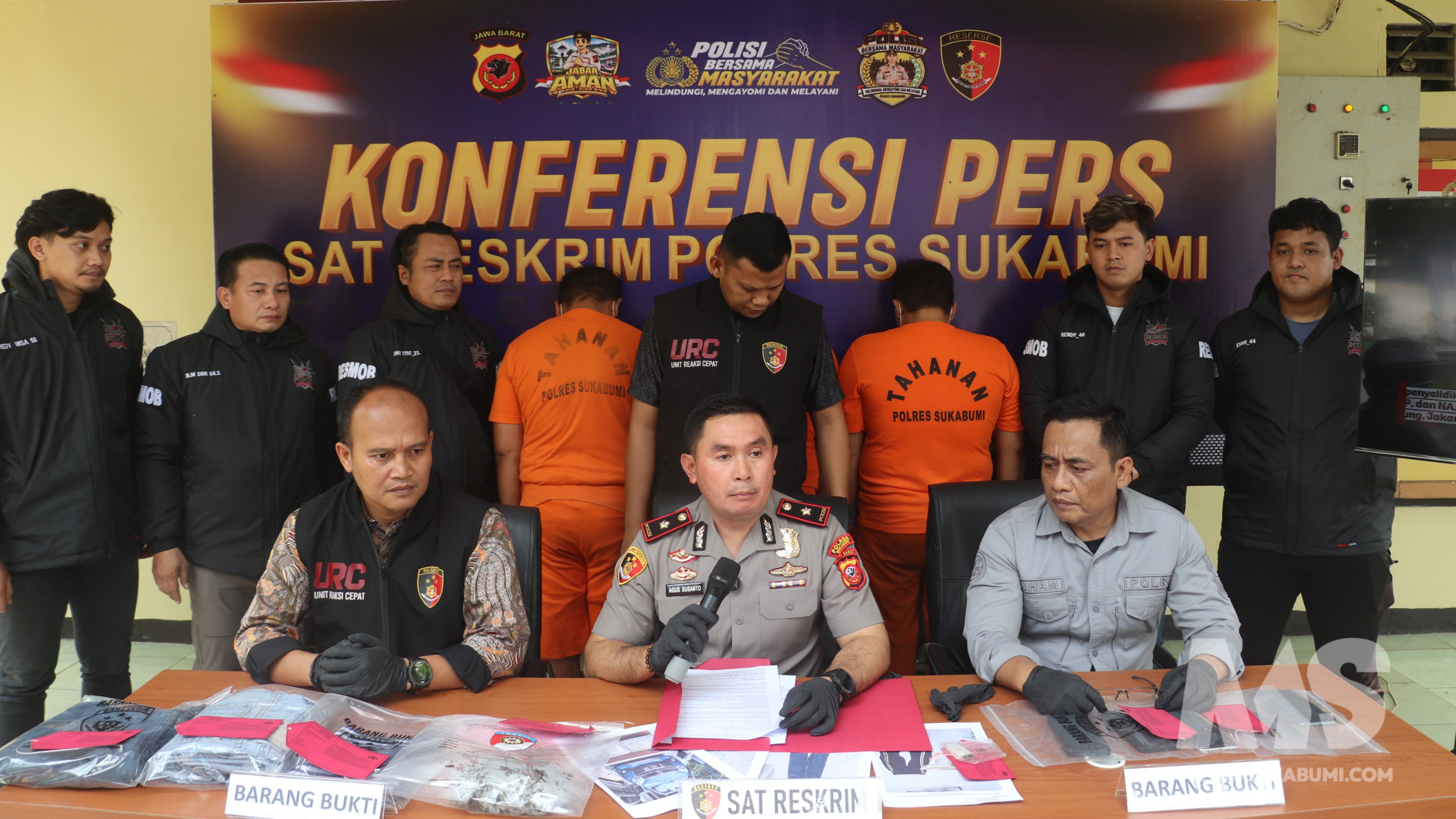 Polres Sukabumi mengungkap identitas pria yang ditemukan tewas terbungkus karung di bawah Jembatan Tol Bocimi KM 69, Kecamatan Ciambar. Tiga orang berinisial AS, AP, dan N ditangkap terkait dugaan pembunuhan tersebut.