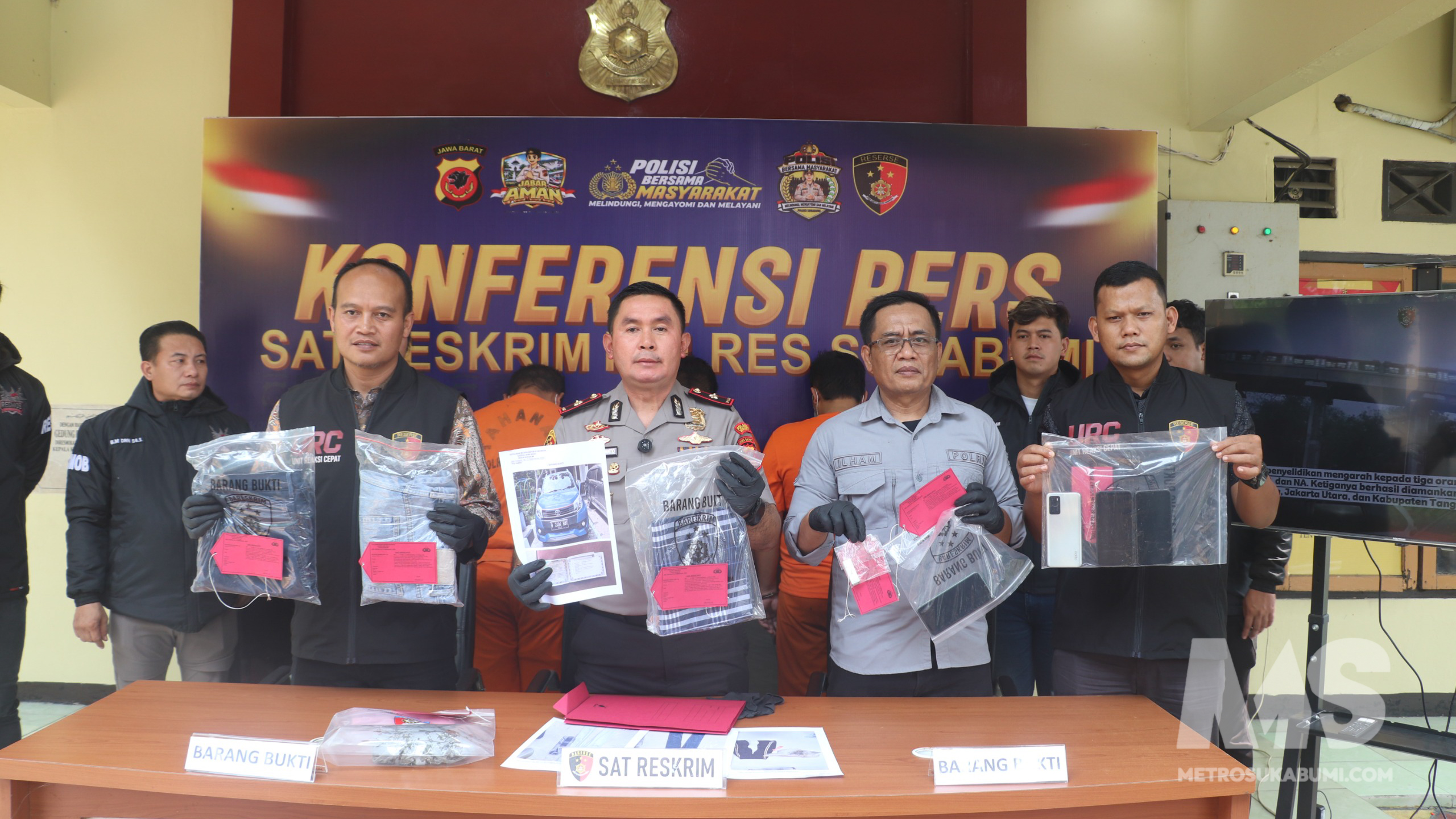 Wakapolres Sukabumi Kompol Agus Susanto bersama jajaran Satreskrim mengungkap motif dugaan pembunuhan pemuda asal Makassar yang jasadnya ditemukan di bawah Tol Bocimi KM 69, Kecamatan Ciambar, Kabupaten Sukabumi.