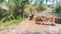 Jembatan Cijaha Tak Kunjung Diperbaiki, Warga Bangun Penyeberangan Kayu