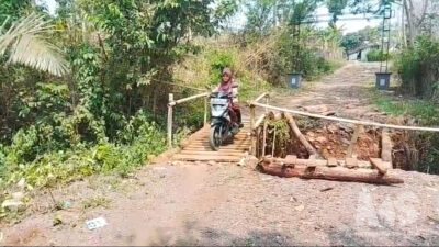 Jembatan Cijaha Tak Kunjung Diperbaiki, Warga Bangun Penyeberangan Kayu