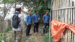 Tim terpadu dari DLH, Dinas Peternakan, dan DPMPTSP Kabupaten Sukabumi meninjau kandang ayam yang dikeluhkan warga Perumahan Fitra Pratama Residence, Desa Darmareja, Kecamatan Nagrak, Senin (19/10/2026).