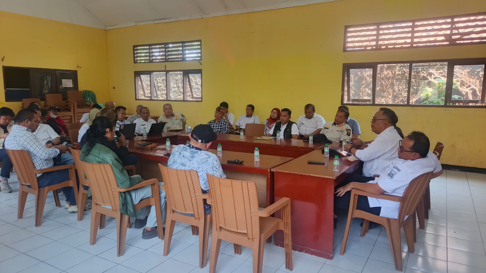 Audiensi polemik peternakan ayam di Desa Darmareja, Kecamatan Nagrak, Kabupaten Sukabumi, Rabu (21/10/2026).
