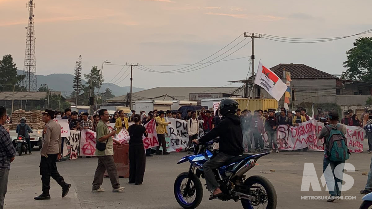 BEM Nusantara Jawa Barat menggelar aksi evaluasi dua tahun pemerintahan Prabowo-Gibran di JLS Sukabumi, Kamis (23/10/2026).