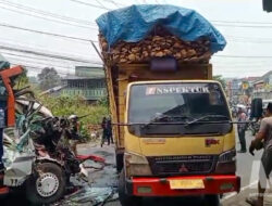 Adu Banteng Dua Truk di Parungkuda Sukabumi, Satu Sopir Dilaporkan Terjepit