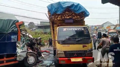 Adu Banteng Dua Truk di Parungkuda Sukabumi, Satu Sopir Dilaporkan Terjepit
